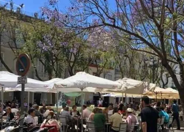 Bonito Junto Al Gran Teatro Falla